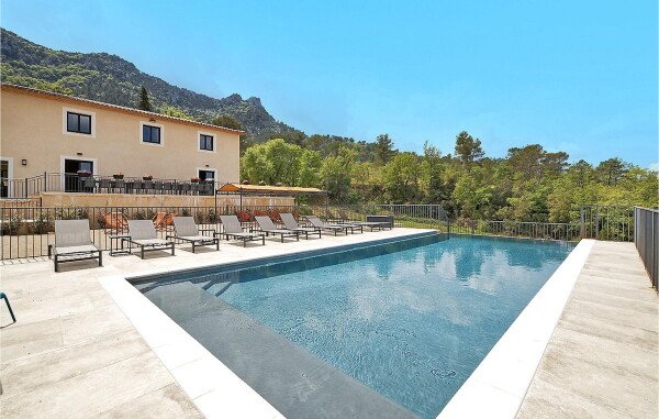 Maison design, 11 chambres, avec piscine