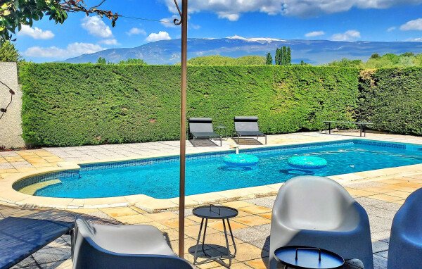 House 5 bedrooms, with pool