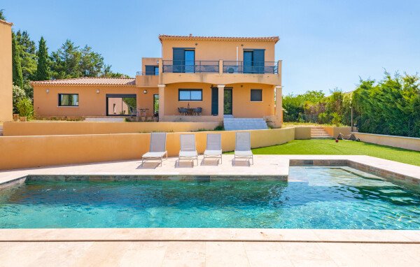 House 4 bedrooms, with pool