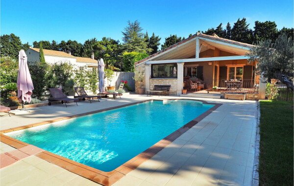 House 4 bedrooms, with pool