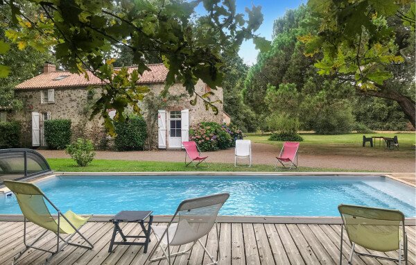 Maison traditionnelle traditionnelle, 5 chambres, avec piscine