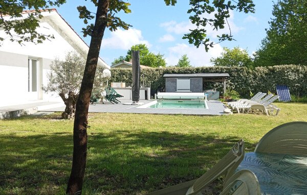 Maison de campagne moderne, 2 chambres, avec piscine