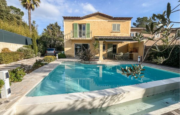 House 3 bedrooms, with pool