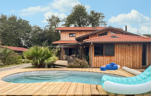 Maison en bois moderne, 4 chambres, avec piscine