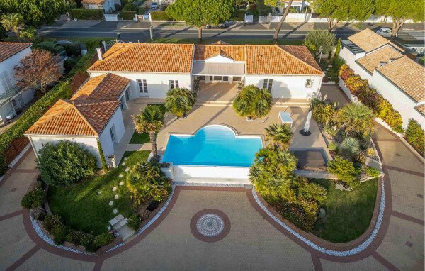 Maison moderne, 5 chambres, avec piscine