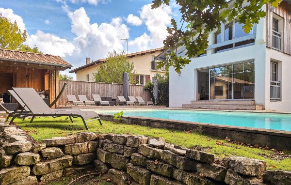 Maison traditionnelle, 4 chambres, avec piscine
