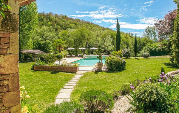 House 4 bedrooms, with pool