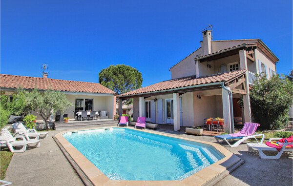 Maison traditionnelle moderne, 6 chambres, avec piscine