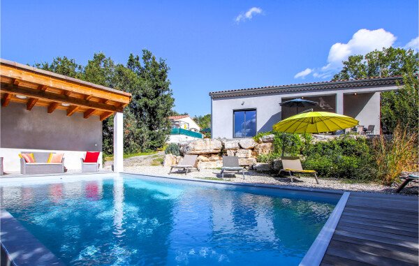 Maison traditionnelle traditionnelle, 2 chambres, avec piscine