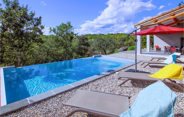 Maison traditionnelle traditionnelle, 2 chambres, avec piscine