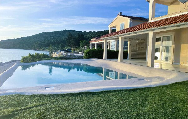 @todoptHouse 2 bedrooms, with sea view