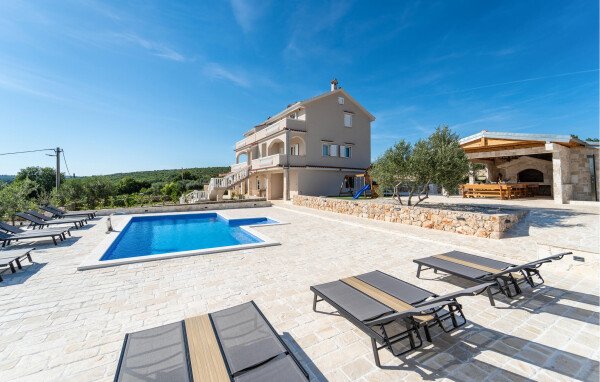 @todoptHouse 8 bedrooms, @todoptwith pool