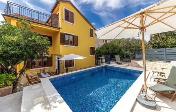 House 4 bedrooms, with pool