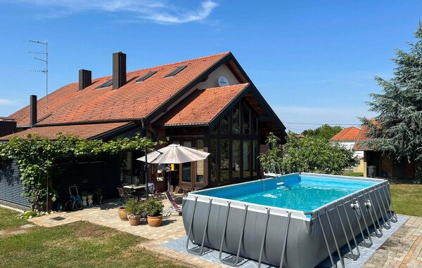 House 4 bedrooms, with pool