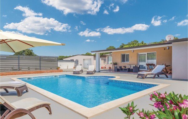 House 3 bedrooms, with pool