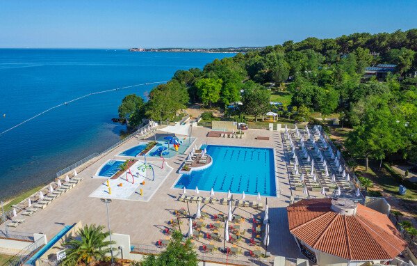 Camping / Mobil Home moderne, 2 chambres, avec piscine