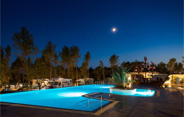 Camping / Mobil Home romantique, 3 chambres, avec piscine