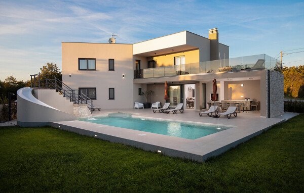 House 4 bedrooms, with pool