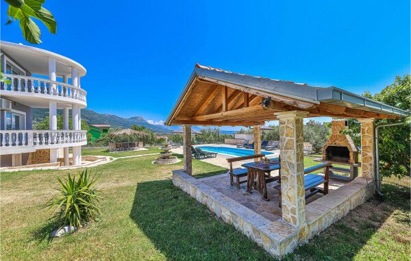 House 8 bedrooms, with sea view