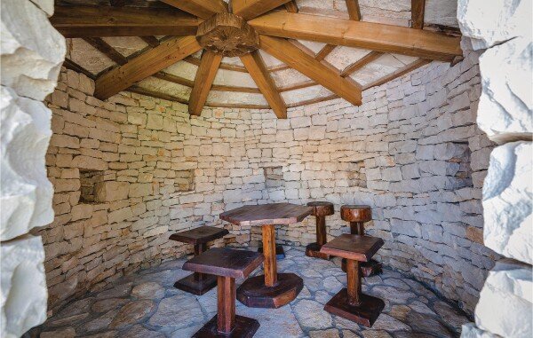 House 5 bedrooms, with pool