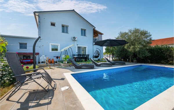 Kota confortable, 2 chambres, avec piscine