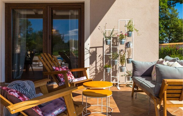 House 4 bedrooms, with pool