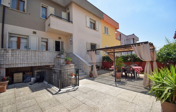 Casa 3 camere, con giardino