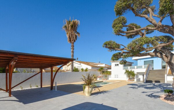 House 4 bedrooms, with pool