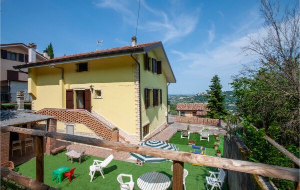 Casa 3 camere, con giardino