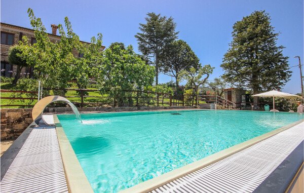 House 6 bedrooms, with pool