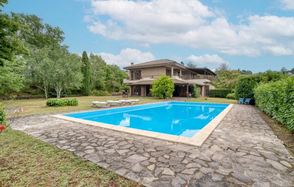 House 5 bedrooms, with pool