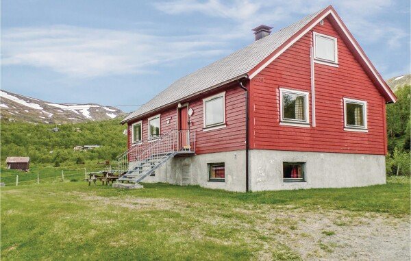 House 6 bedrooms, with fireplace