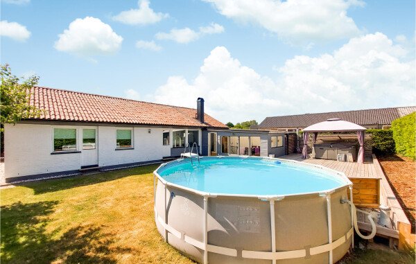 House 3 bedrooms, with pool