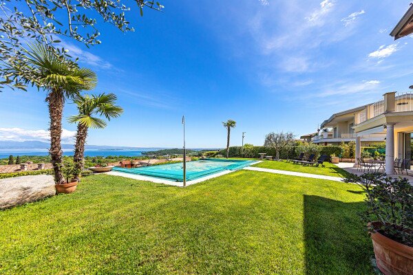 Villa 3 camere, con vista mare
