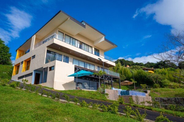 House 6 bedrooms, with pool