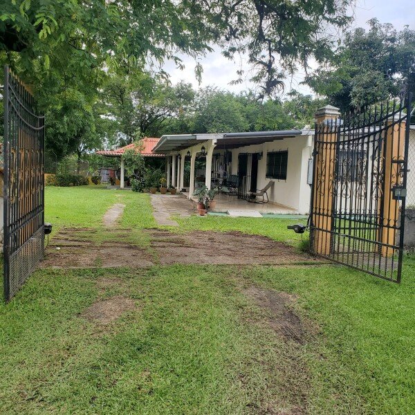 House 3 bedrooms, with pool