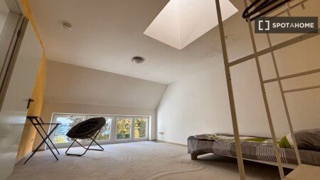 Room 4 guests, with air conditioning