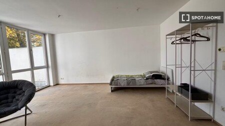 Room 4 guests, with air conditioning