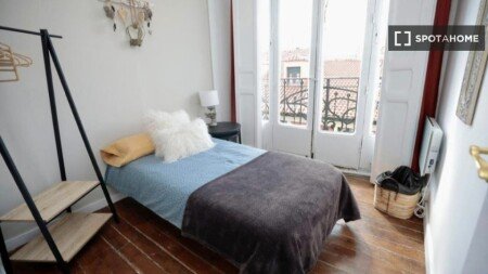 Room 10 guests, with air conditioning
