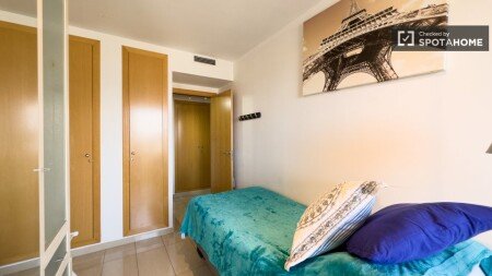 Room 4 guests, with air conditioning