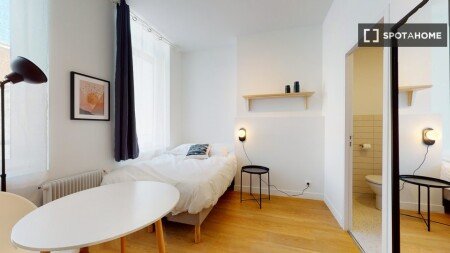 Room 48 guests, with air conditioning