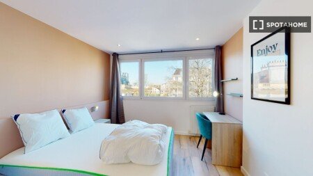 Room 24 guests, with air conditioning
