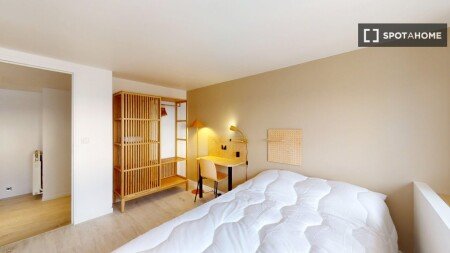 Room 28 guests, with air conditioning