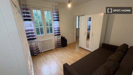 Room 6 guests, with air conditioning