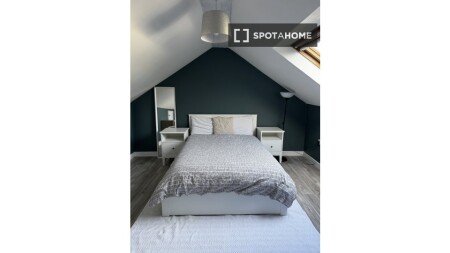 Room 4 guests, with air conditioning