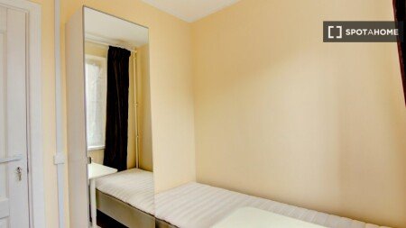 Room 8 guests, with wifi