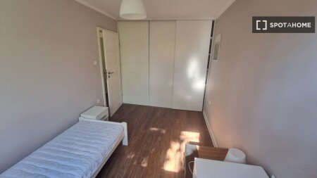 Room 4 guests, with air conditioning
