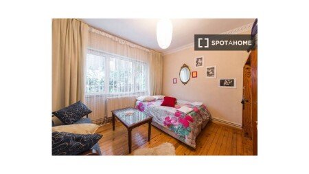 Room 4 guests, with air conditioning