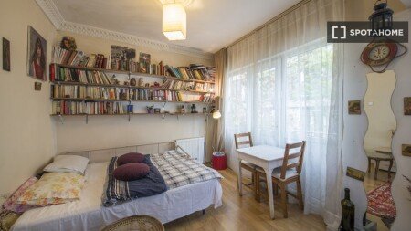 Room 4 guests, with air conditioning