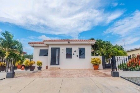 House 4 bedrooms, with pool